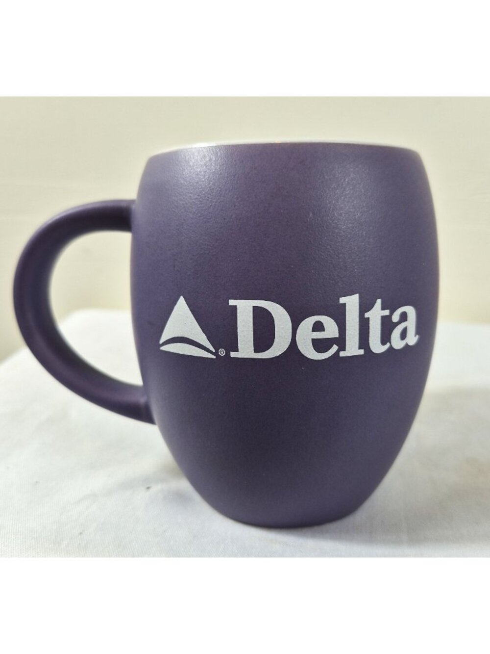 Delta Airlines Purple Ceramic Mug Airplane Graphic White Interior Headwind